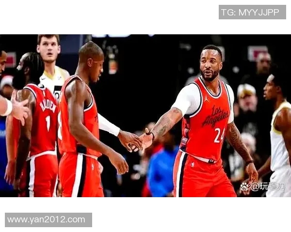 震撼全场！莱昂纳德在比赛中遭遇瓦尔戈强行切球